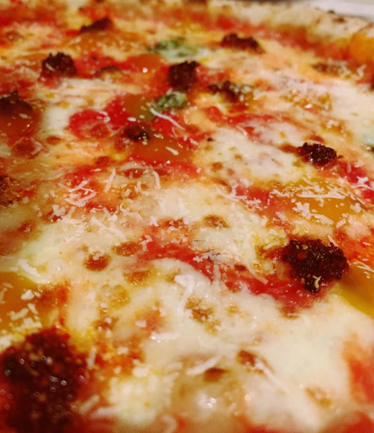 Mamizza, o pizza în București făcută ca-n Italia 🍕 | Mariciu.ro
